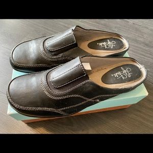 Life Stride Women’s Leather Casual Shoes